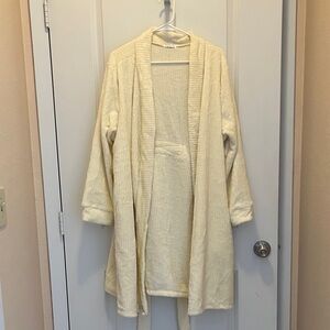 (NWT) Ekouaer Cream Textured Lounge Robe